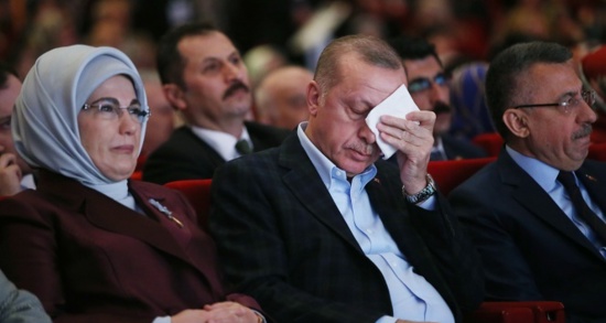 الرئيس أردوغان يذرف الدموع على الهواء مباشرة