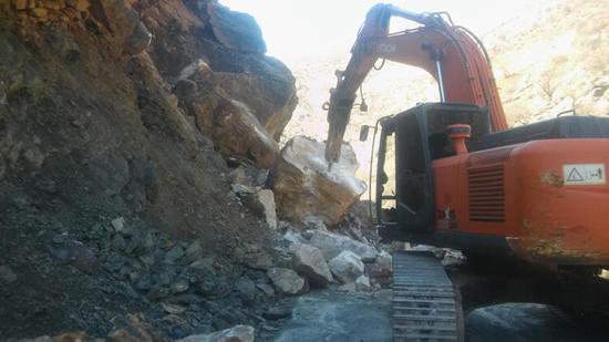 انهيارات صخرية ضخمة تغلق طريق جنوب شرق تركيا