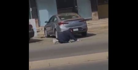 امرأة تسقط في أحد شوارع السعودية والشرطة توضح الحقيقة
