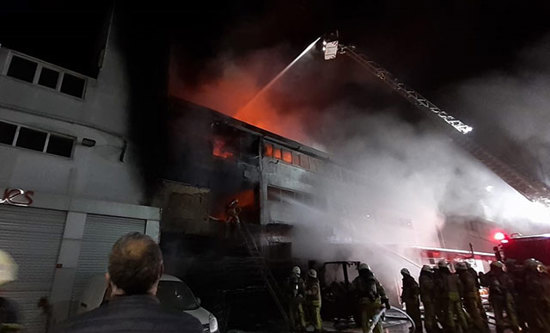حريق هائل في مستودع  بمنطقة إسنيورت غرب إسطنبول