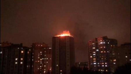 ​​​​​​​عاجل // حريق كبير فوق سطح مبنى في منطقة بيلكدوزو غرب إسطنبول