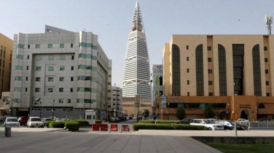 السعودية تعزل الرياض والمدينة ومكة وتزيد من ساعات حظر التجول