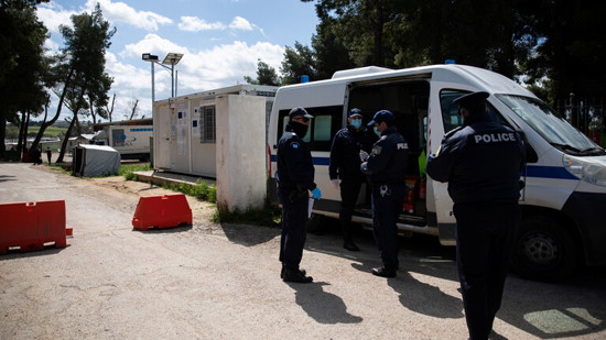 كورونا يضاعف معاناة اللاجئين ويغزو مخيماتهم في اليونان