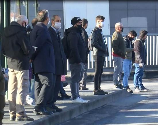 في حظر التجول.. خرجوا للعمل وانتظروا لساعات في محطات الحافلات باسطنبول