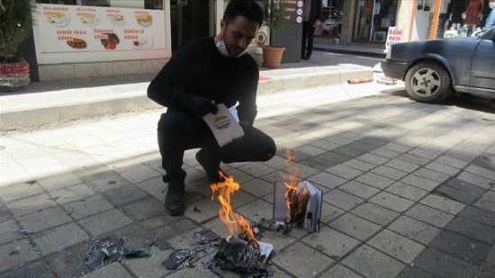 دعماً لحملة كورونا ... مطعم تركي يحرق دفاتر ديون زبائنه