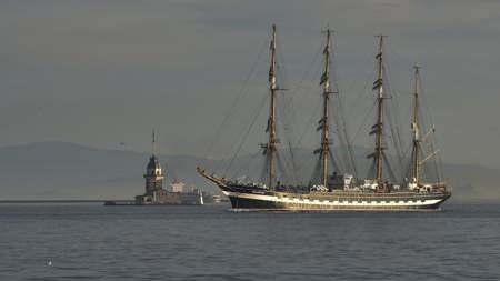 سفينة تاريخية تمر عبر مضيق البوسفور