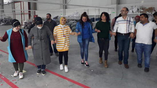 تغريم عمال مصنع لاحتفالهم بعيد ميلاد رئيسهم في العمل غرب تركيا