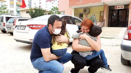 مشهد مؤثر.. طبيب تركي وزوجته الممرضة يلتقيان بطفليهما بعد غياب شهر