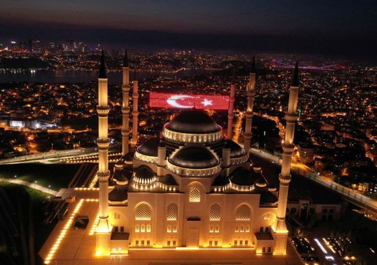 إضاءة المساجد في تركيا تحث المصلين على البقاء في منازلهم