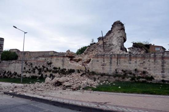 ​​​​​​​انهيار مفاجئ في سور تاريخي وسط إسطنبول