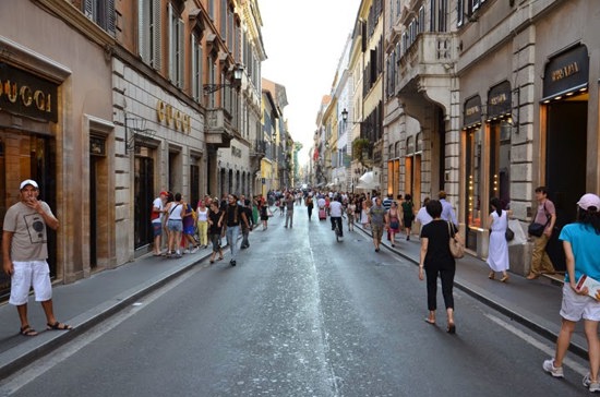 الحياة تدب من جديد في شوارع إيطاليا