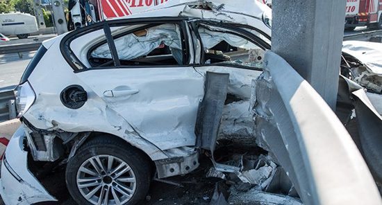 إنقاذ سائق حشر بسيارته إثر حادث في مدينة إسطنبول