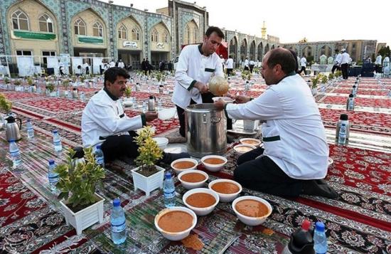 استطلاع: نصف سكان طهران لا يصومون رمضان