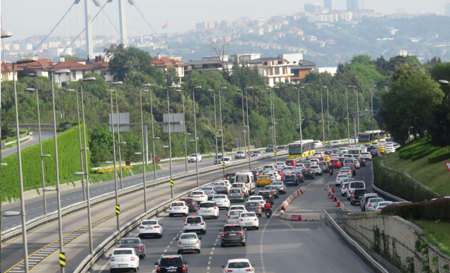 حركة نشطة للمركبات على جسر شهداء 15 تموز بإسطنبول