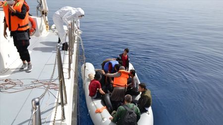 انقاذ 24 لاجئًا في بحر "إيجه"