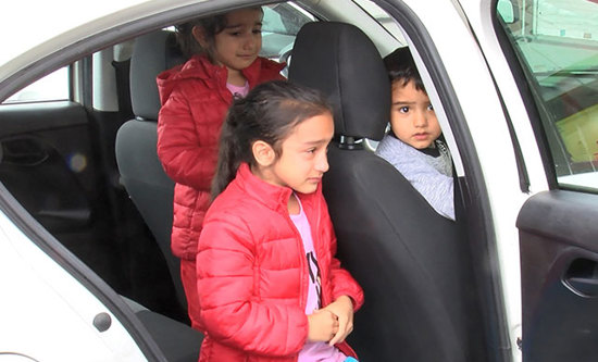 تغريم أب تركي لتركه أطفاله وحدهم داخل سيارة في سوق بإسطنبول