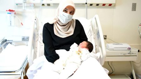 وزير الصحة يعلن ولادة أول طفلة في مستشفى باشاك شهير