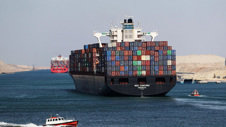 أكبر سفينة حاويات في العالم  تعبر قناة السويس