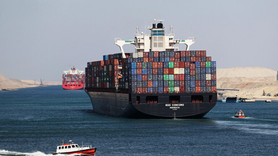 أكبر سفينة حاويات في العالم  تعبر قناة السويس