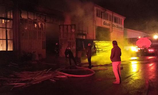 حريق يلحق أضراراً بالغة بخمس شركات للخشب شمالي تركيا