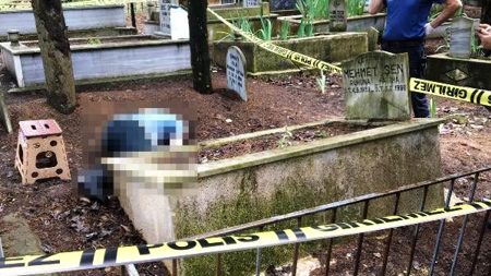 طبيب تركي ينتحر عند قبر والده