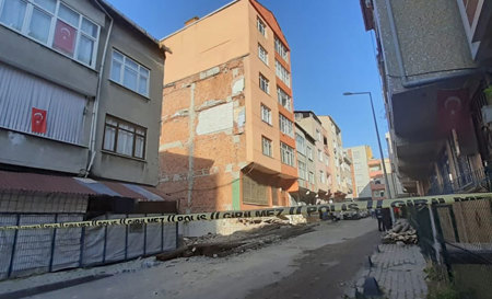 إخلاء سكان مبنى من 5 طوابق معرض للانهيار غرب إسطنبول