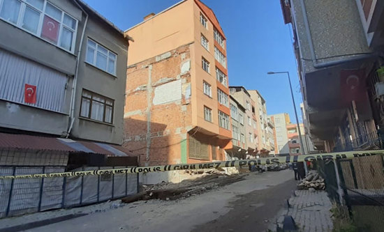 إخلاء سكان مبنى من 5 طوابق معرض للانهيار غرب إسطنبول