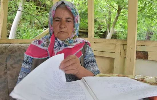 سيدة تركية درست الابتدائية في عمر 60 وألفت كتاباً في 67
