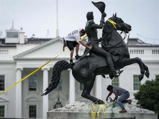 أمريكا :متظاهرين يحاولون الاطاحة بتمثال رئيس أمريكي سابق