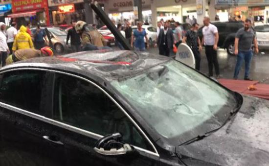 تضرر عدد من السيارات جراء سقوط سقف مشفى خاص في أسنيورت