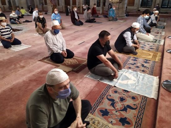 أداء أول صلاة فجر في مساجد تركيا بعد إغلاق دام 100 يوم