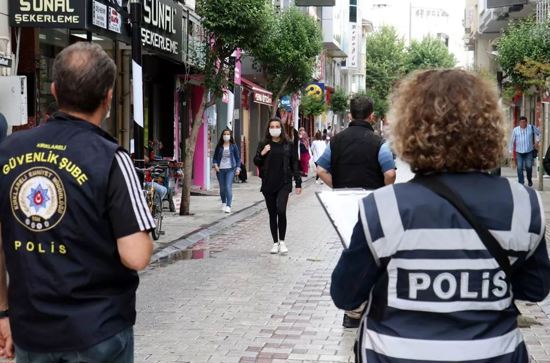 الداخلية التركية : تغريم أكثر من 7 آلاف شخص لم يلتزموا بالكمامة