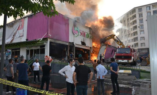 اخماد حريق هائل في مركز تسوق في جنوب شرق تركيا