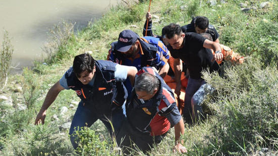 "الضفادع البشرية" تشارك في اخراج جثة من  نهر أراس شرقي تركيا