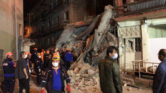 انهيار مبنى مكون من 5 طوابق شمال شرق تركيا