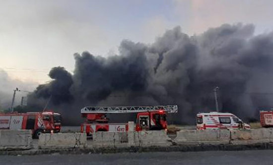 اندلاع حريق ضخم في مصنع لانتاج الأحزمة  بمدينة اسطنبول