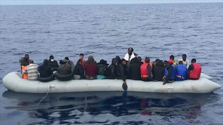 خفر السواحل التركي ينقذ 36 طالب لجوء أجبرتهم اليونان على العودة