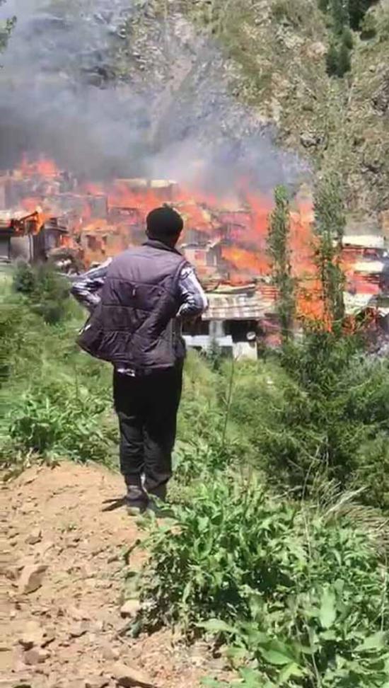 حريق ضخم يلتهم منازل القرويين شمال شرق تركيا