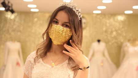تركيا تنتج كمامات مطرزة بالذهب للعرائس