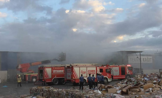 حريق كبير في مستودع ورق بإسطنبول