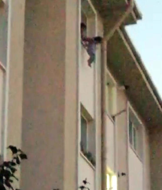 امرأة تركية بولاية بوردور تهدد برمي طفلتها من الطابق الرابع