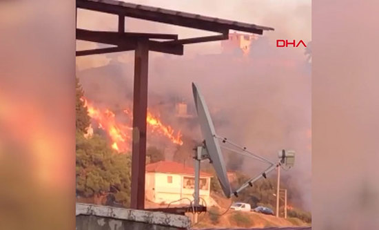 اندلاع حريق ضخم في أزمير غربي تركيا
