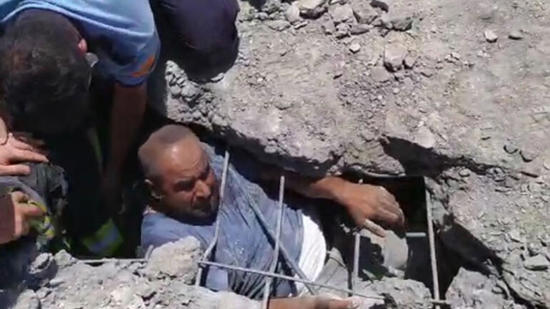 انقاذ عاملي بناء عقب انهيار سقف مبنى قيد الانشاء في غازي عنتاب