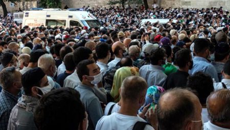 الآلاف يتدفقون للمشاركة في أول صلاة بمسجد أيا صوفيا