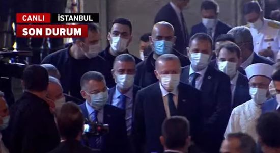 أردوغان يصل مسجد "أيا صوفيا" والساحات تكتظ بالمصلين