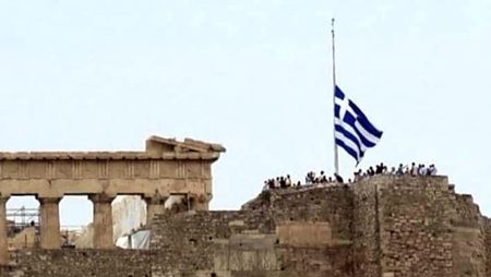 بعد فتح مسجد "آيا صوفيا".. اليونان تنكس أعلامها وأفغانستان تسجد شكراً