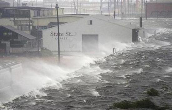 العاصفة "هانا" تجبر أهالي تكساس على إخلاء منازلهم