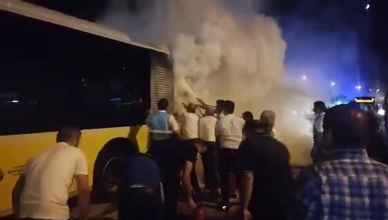 عاجل// حريق في أحد حافلات المتروبوس في اسطنبول