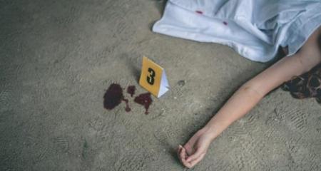 طفل أردني يقتل والدته وهي نائمة بـ 30 طعنة