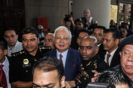 الحكم على رئيس وزراء ماليزيا السابق بالسجن 12 عاما